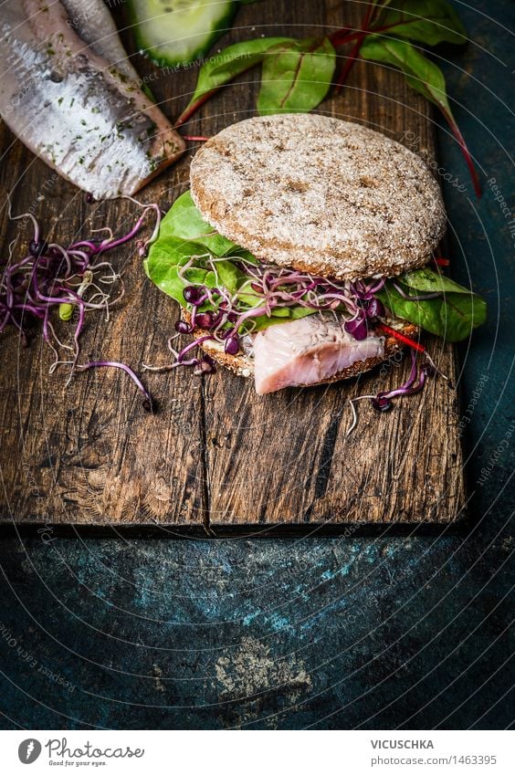 Gesunde Fischsandwich mit Kornbrot und Matjes Lebensmittel Gemüse Salat Salatbeilage Brot Brötchen Ernährung Frühstück Mittagessen Abendessen Bioprodukte