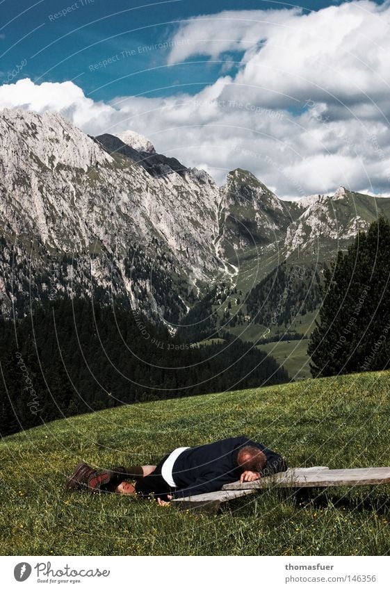 Wanderers Ruh, müder Wanderer vor Alpengipfeln Berge u. Gebirge wandern Himmel Wolken Wiese Erschöpfung ehrgeizig Alm Bergwiese Müdigkeit Überfordern