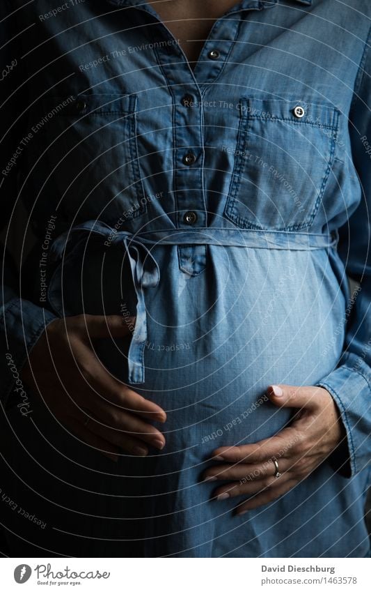 Neues Leben feminin Mutter Erwachsene Körper Hand 1 Mensch Kleid blau schwarz weiß Zufriedenheit Vorfreude Warmherzigkeit Verantwortung achtsam Hoffnung