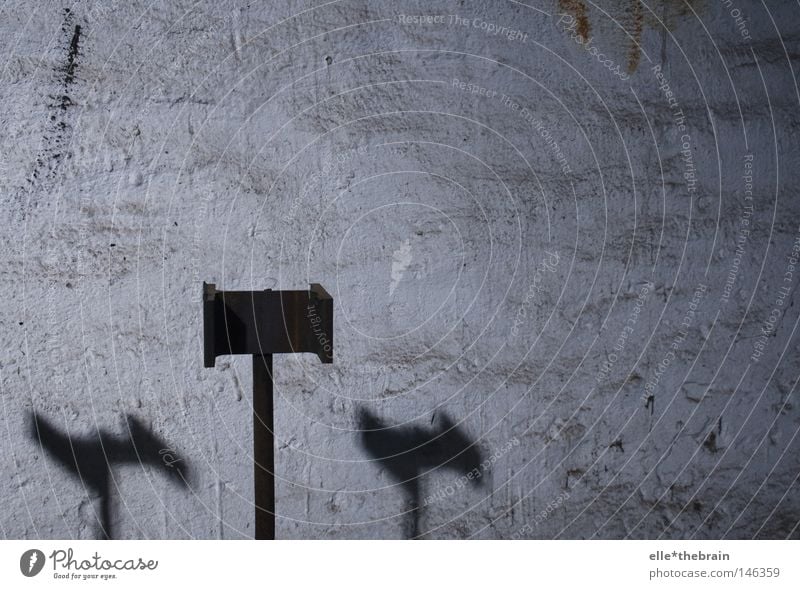 Doppelschatten Schatten Wand Pfosten kalt Dämmerung Lagerhalle Halle Metall Metallwaren Rost Herbst Detailaufnahme Priesterweg