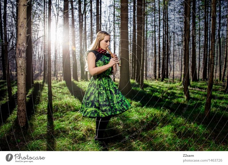 Frohe Weihnachten Lifestyle Weihnachten & Advent Junge Frau Jugendliche 18-30 Jahre Erwachsene Natur Landschaft Winter Schönes Wetter Wald Mode Kleid blond