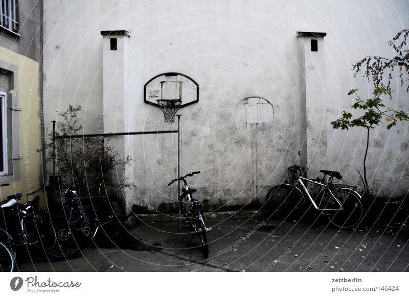 Basketballbackup Haus Stadthaus Mieter Vermieter Mietrecht Hof Hinterhof Basketballkorb Spielen Freude Fahrrad Rad Reifen Fahrradständer parken Parkplatz