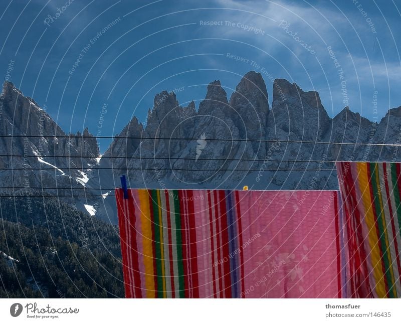 bunte Bettwäsche auf der Leine vor Bergpanorama Berge u. Gebirge Himmel Wolken blau Schnee Suche Wäscheleine Gipfel Ferne wandern Wäsche waschen rein Sauberkeit