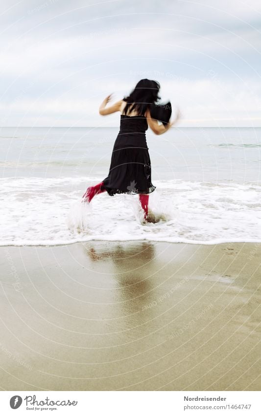 Hilfe, mein Hut Lifestyle Leben Ferien & Urlaub & Reisen Sommer Mensch feminin Frau Erwachsene 1 Wasser Strand Nordsee Meer Mode Kleid Gummistiefel