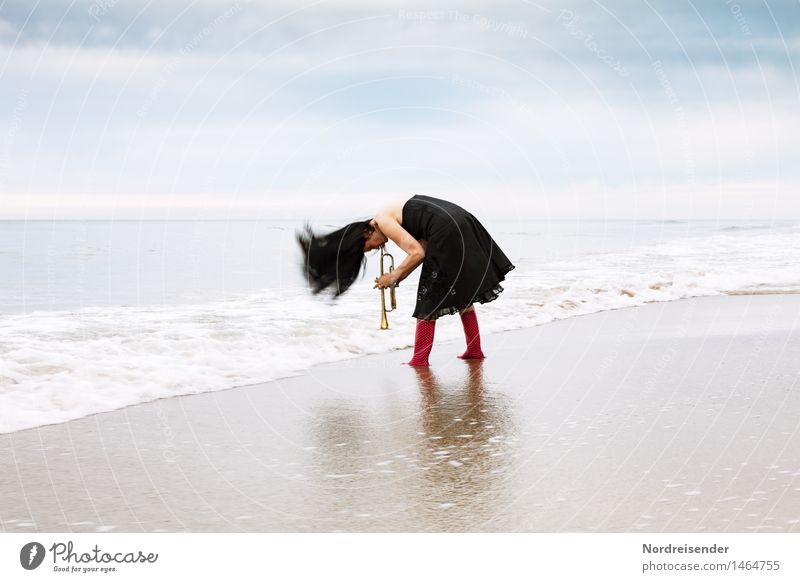 Lass es raus.... Lifestyle Freizeit & Hobby Spielen Mensch feminin Frau Erwachsene Musik Musiker Urelemente Strand Nordsee Meer Kleid Gummistiefel