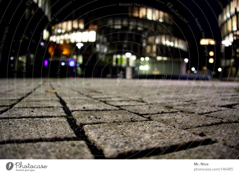 nachtsteinpflaster Stadt Stadtzentrum Haus Bürogebäude Nacht Abend dunkel Fenster Lampe Unschärfe grau schwarz Furche Pflasterweg Bürgersteig Kopfsteinpflaster