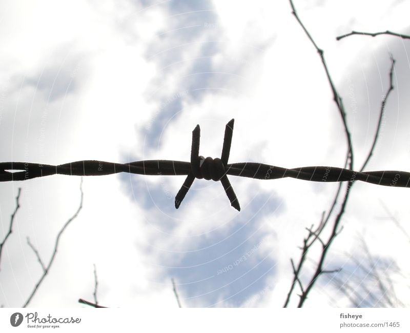 Versperrter Himmel Stacheldraht Zaun Wolken historisch Spitze Metall x