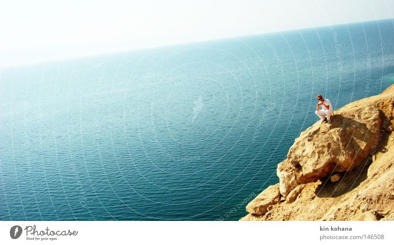 salz Meer blau Lagune Himmel Horizont ruhig Frieden Felsen gelb Sand Schwefel Eisen rot Berge u. Gebirge Salz Kochsalz Sediment Stein Sonne grell Physik heiß