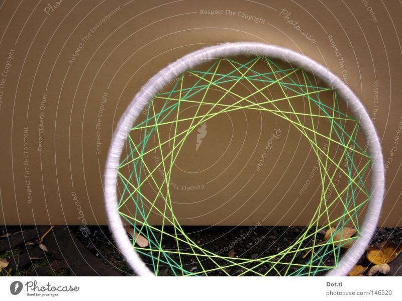 Handarbeit Schnur Webrahmen Rad Felge Speichen Symmetrie rund Radius kreuzen träumen gewebt Weben Nähgarn Wolle spinnen filigran Zwischenraum