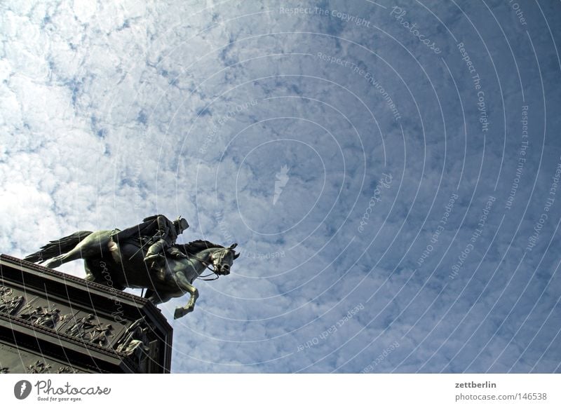 Fritz Denkmal Statue Reiterstandbild Friedrich Wilhelm IV. Bildhauer Unter den Linden Tourismus Froschperspektive himmelblau Wolken Wahrzeichen Berlin