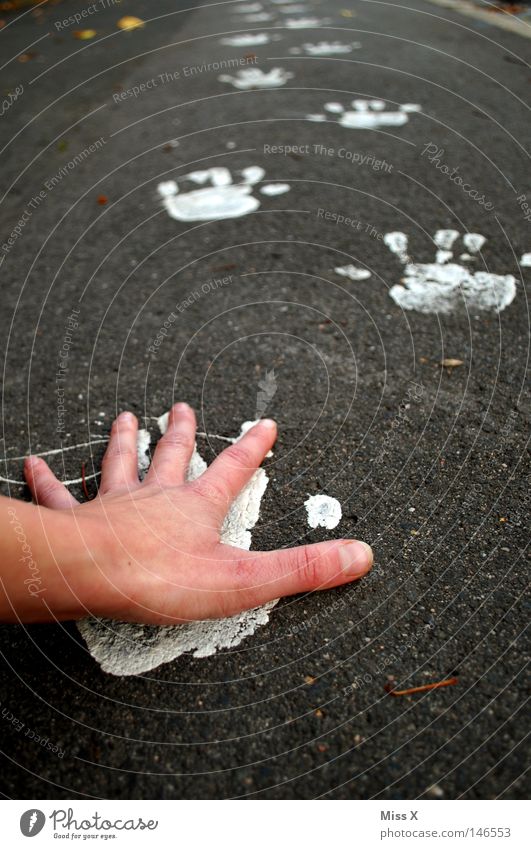 unimanus Farbfoto Außenaufnahme Hand Finger Verkehrswege Straße Wege & Pfade streichen grau weiß einhändig Farben und Lacke beschmiert bemalt unterwegs