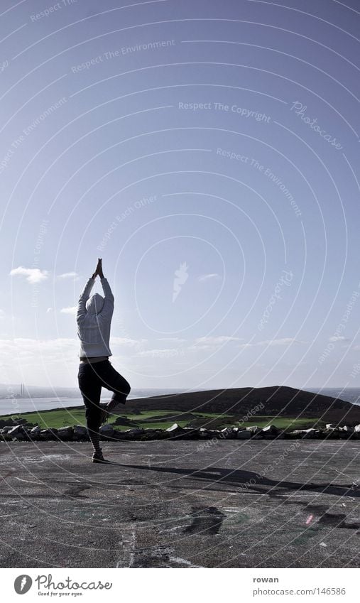 mindful Farbfoto Außenaufnahme Textfreiraum rechts Textfreiraum oben Morgen Tag Silhouette Gesundheit Zufriedenheit Erholung ruhig Meditation Ferne Yoga Himmel