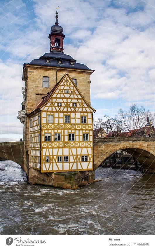 das hält Insel Fluss Regnitz Bamberg Franken Stadt Stadtzentrum Altstadt Haus Rathaus Brücke Architektur Fachwerkhaus Fassade Turm Rathausturm Turmspitze