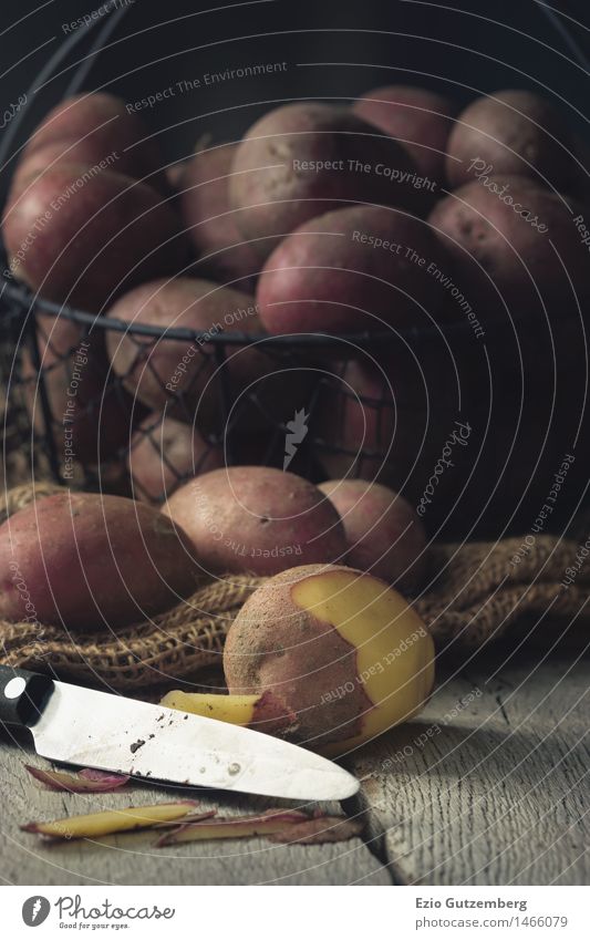 frische Kratoffel in einem Kartoffelkorb Lebensmittel Gemüse Ernährung Mittagessen Abendessen Festessen Bioprodukte Vegetarische Ernährung Diät Slowfood