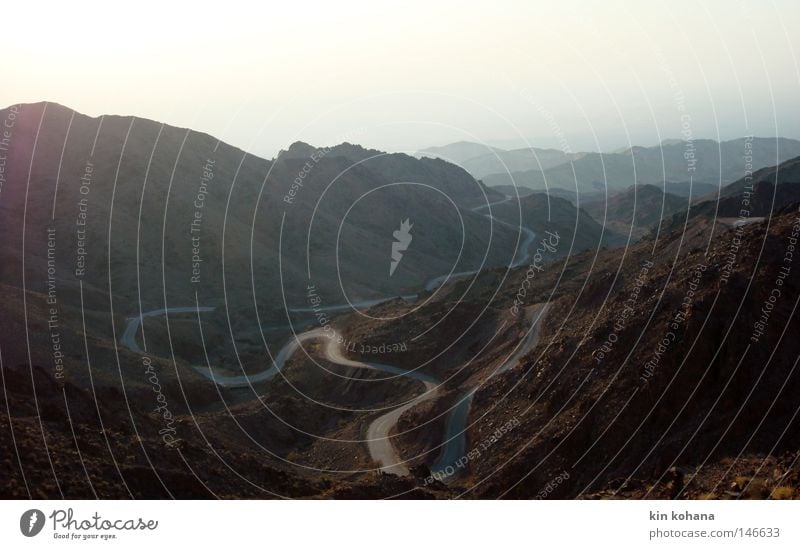 erwartung faszinierend Wüste Physik trocken Dürre Ferne Horizont glänzend Sonne Licht Berge u. Gebirge Felsen Stein Sandstein Wege & Pfade Asphalt Einsamkeit