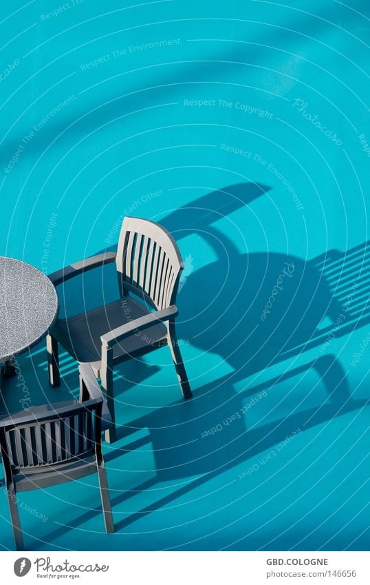 SonnenDeck Kunststoff Plastikkorb Sonnendeck blau türkis Schlagschatten Erholung Ferien & Urlaub & Reisen Schiffsdeck Gastronomie Menschenleer Möbel Sommer