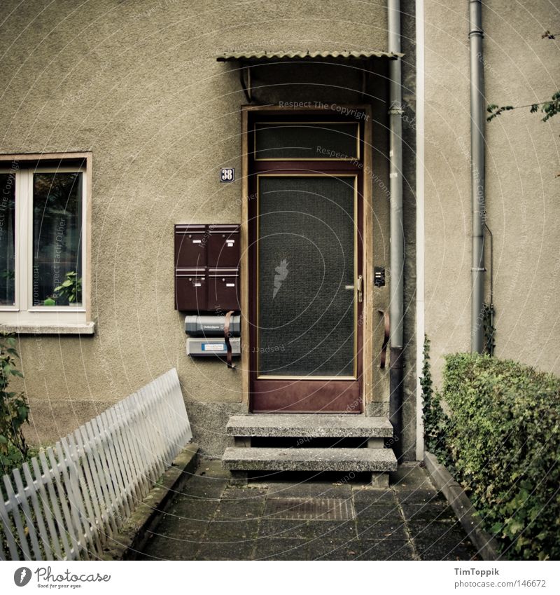 Bonjour tristesse Haus Wohnung Eingang Häusliches Leben Neubau alt schäbig Zaun Frankfurt am Main dunkel Vorgarten Hecke Trauer Eingangstür Briefkasten Fenster