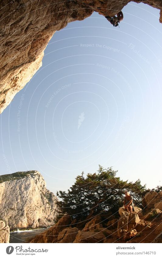 cliffhanger Sardinien Alghero Bergsteigen Klettern Freeclimbing Eisklettern Höhle Capo Caccia Felsen Kalk Insel Meer Mut Bergsteiger schwierig Himmel