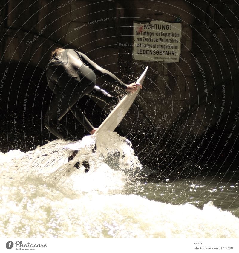 Surfen Lebensgefahr gefährlich Hinweisschild Zeichen Warnhinweis Schilder & Markierungen Sport Freude Wasser Wassertropfen Wassersport springen Surfbrett Wellen