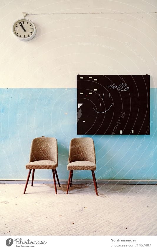 Aus der Zeit gefallen | Retro Stil Renovieren Innenarchitektur Stuhl Raum Architektur Mauer Wand Zeichen retro ästhetisch Design Identität Ordnung planen Ferne