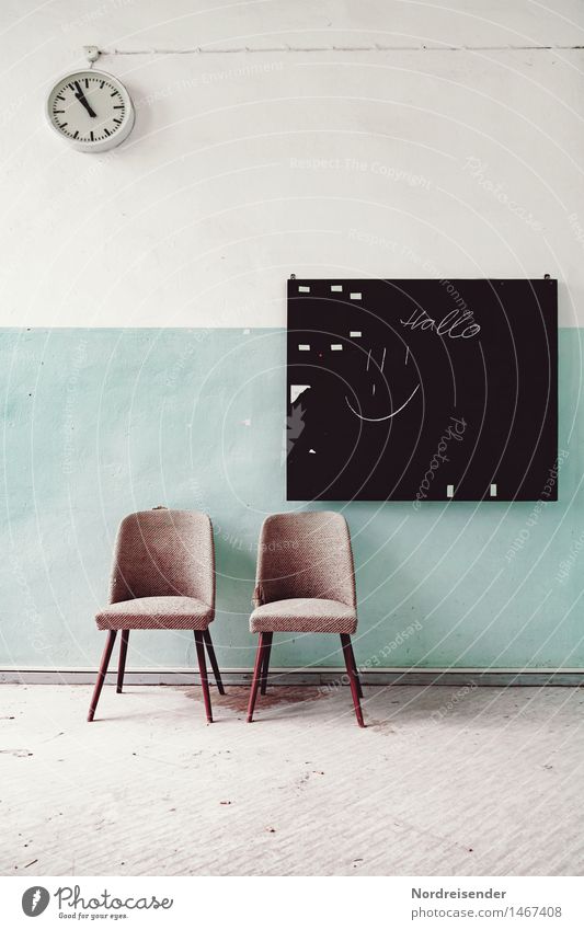 Klassiker Innenarchitektur Möbel Uhr Sessel Stuhl Raum Schule Sitzung Gebäude Architektur Mauer Wand Zeichen warten retro diszipliniert bescheiden ästhetisch