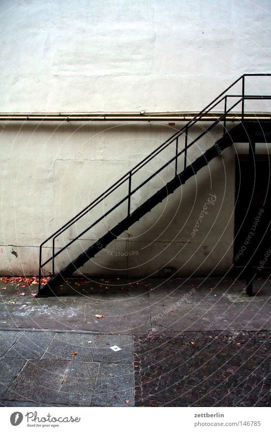 Leiter Treppe Feuerleiter Fluchtweg aufsteigen Abstieg Karriere Kletterhilfe Niveau Eisen Geländer Treppengeländer Wand Haus Gebäude Hof Hinterhof steil Ecke