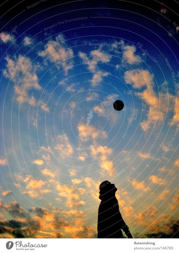 Nachsicht Mensch Ball Himmel Abend Blick Fußball Schatten dunkel Wolken Gegenteil Kontrast blau schwarz hoch aufwärts Mann Nacht Sonne orange gelb Kugel