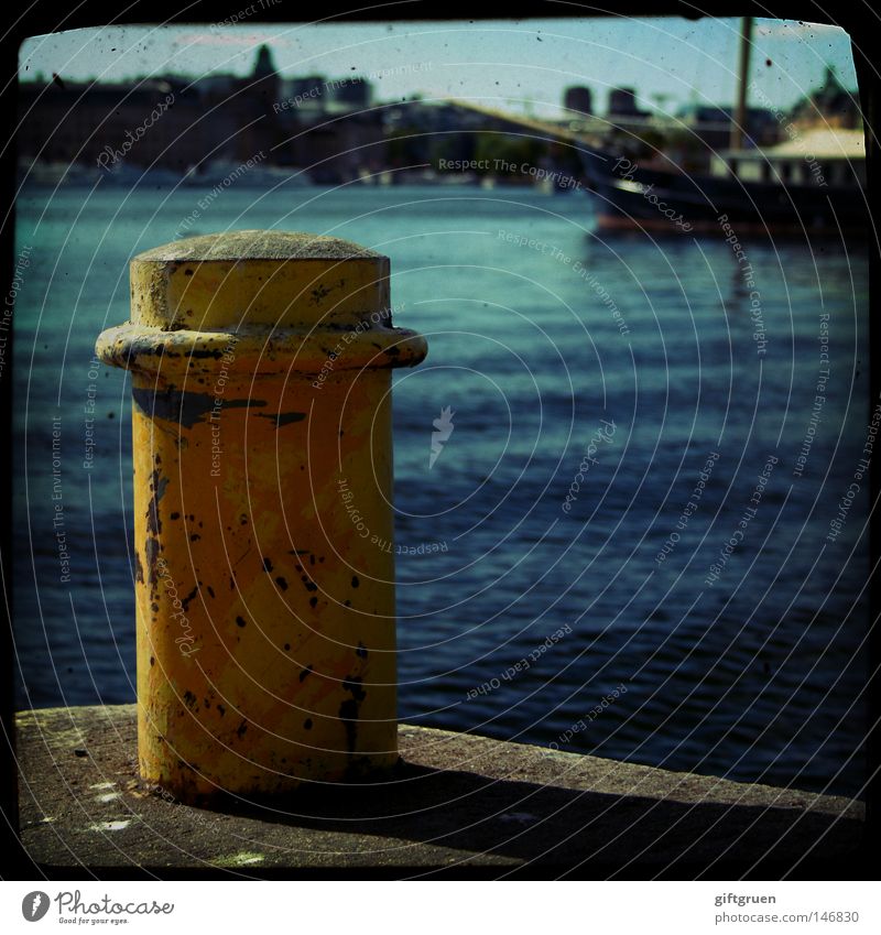 cast off! Ferien & Urlaub & Reisen Meer Segeln Wasser Hafen Schifffahrt Bootsfahrt Wasserfahrzeug Fernweh Anlegestelle Mole Schiffsbug Heck Poller Kapitän