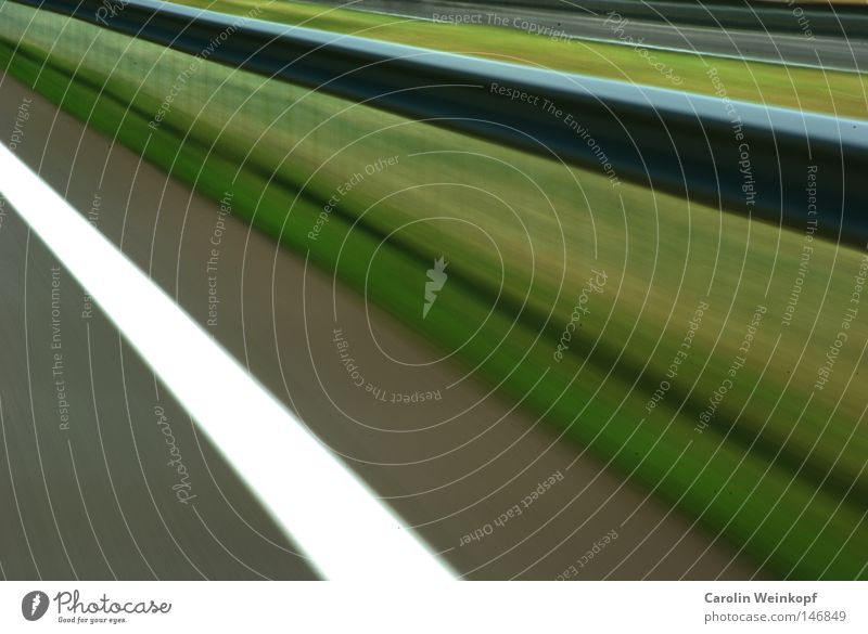 Rasen. Autobahn Schnellstraße Geschwindigkeit Leitplanke grün Seitenstreifen Straßenrand Wiese hellgrün dunkelgrün grau weiß Autofahren Fluchtpunkt weg hier