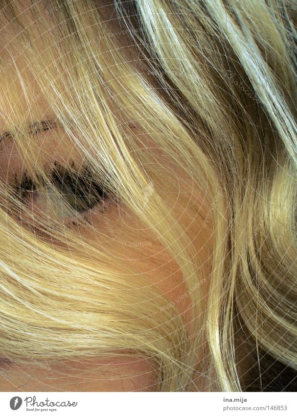 Auge hinter blonden, lockigen Haaren schön Haare & Frisuren Gesicht Schminke ruhig Frau Erwachsene Jugendliche Puppe lang blau braun grün friedlich Vorsicht