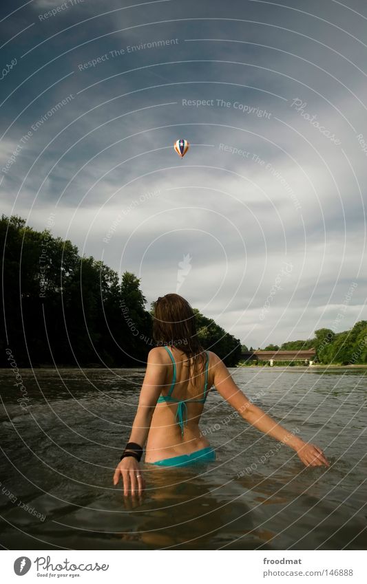 rückenwind schön himmlisch Haare & Frisuren Stil lässig nass Bikini türkis trocknen Wolken Kondensstreifen Badeanzug Wald Sommer rot Schwimmbad frisch