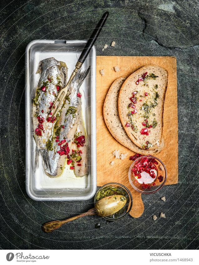 Zutaten für Sandwiches mit Hering Fisch Lebensmittel Brot Kräuter & Gewürze Ernährung Mittagessen Gabel Löffel Stil Design Tisch Küche Feinschmecker Portion