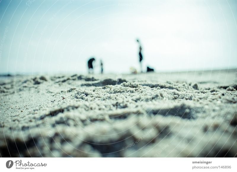 Strand Makro Ferien & Urlaub & Reisen Sommer Sommerurlaub Sonne Meer Mensch Paar Partner Kindheit 3 Menschengruppe Sand Himmel Horizont Schönes Wetter Küste