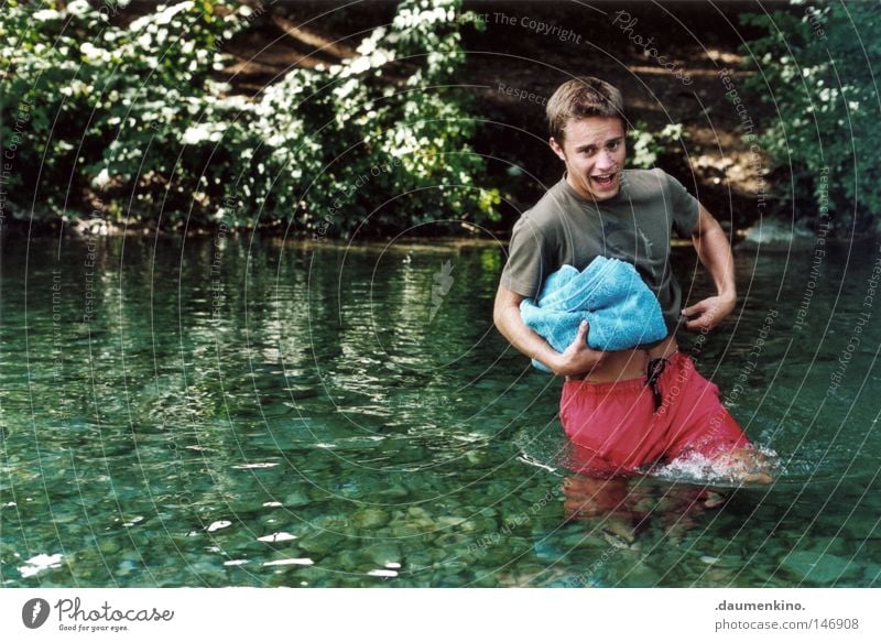 Schmerzgrenze Mann See Baum Wald Badehose Handtuch Ferien & Urlaub & Reisen Sommer Blatt kalt feucht nass sensibel Gefühle Gänsehaut Wasser Bursch Fluss Stein