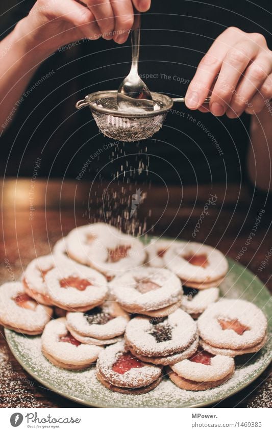 finish Lebensmittel Ernährung Duft Kitsch Keks Puderzucker süß Weihnachten & Advent Frau Hand Finger Innenaufnahme Weihnachtsgebäck Sieb Löffel bestäuben