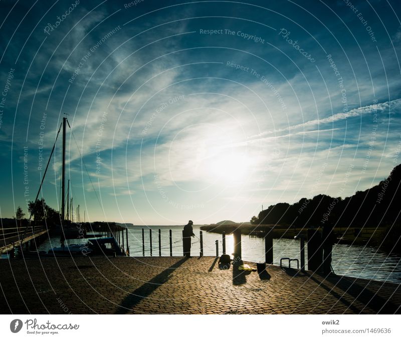 Am Bodden Mensch maskulin 2 Umwelt Natur Landschaft Himmel Wolken Horizont Küste Ostsee Anlegestelle stehen hell Vorsicht Gelassenheit geduldig ruhig