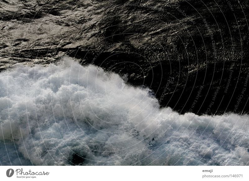 weiss auf schwarz Gischt Meer nass spritzig kalt dunkel weiß Wellen Buhne Wasser Schwarzweißfoto Gischtwasser water sea ocean spritzen cold wet b/w white black