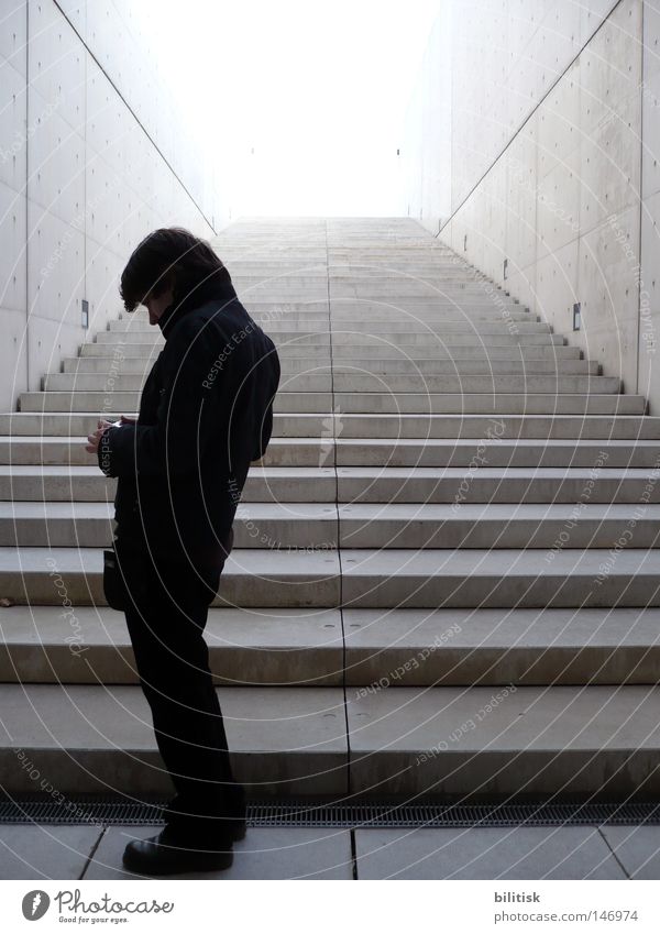 Knick in der Optik Treppe Licht Gang Mann Schwung bewegungslos Wand aufsteigen Erkenntnis hell grau schwarz Silhouette Gedanke zentral Fluchtpunkt Linie gerade