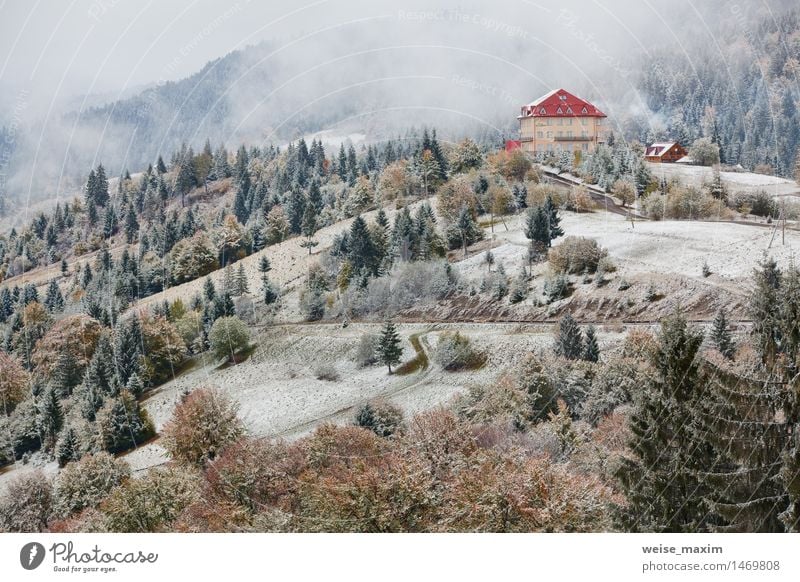 Hotel in Bergen. Schnee und Nebel. Winter kommt Ferien & Urlaub & Reisen Tourismus Ausflug Berge u. Gebirge Häusliches Leben Wohnung Haus Traumhaus Hausbau