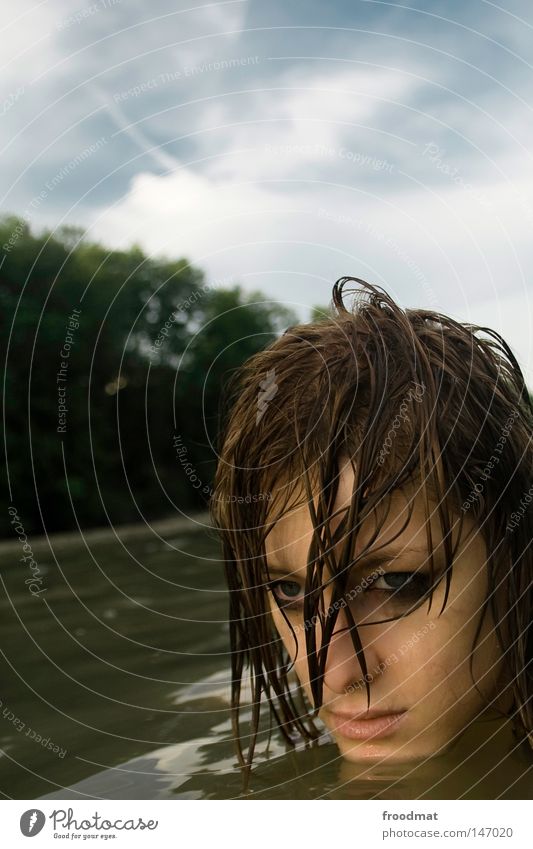 swimmingpool der zeit schön himmlisch Haare & Frisuren Stil lässig nass trocknen Sommer Erfrischung Oberkörper Aare Schweiz Schminke verträumt Denken Wellen