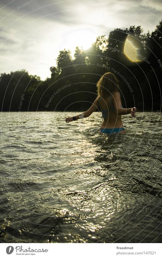 hippieesque schön himmlisch Haare & Frisuren Stil lässig nass Bikini türkis trocknen Wolken Kondensstreifen Badeanzug Wald Sommer rot Schwimmbad frisch