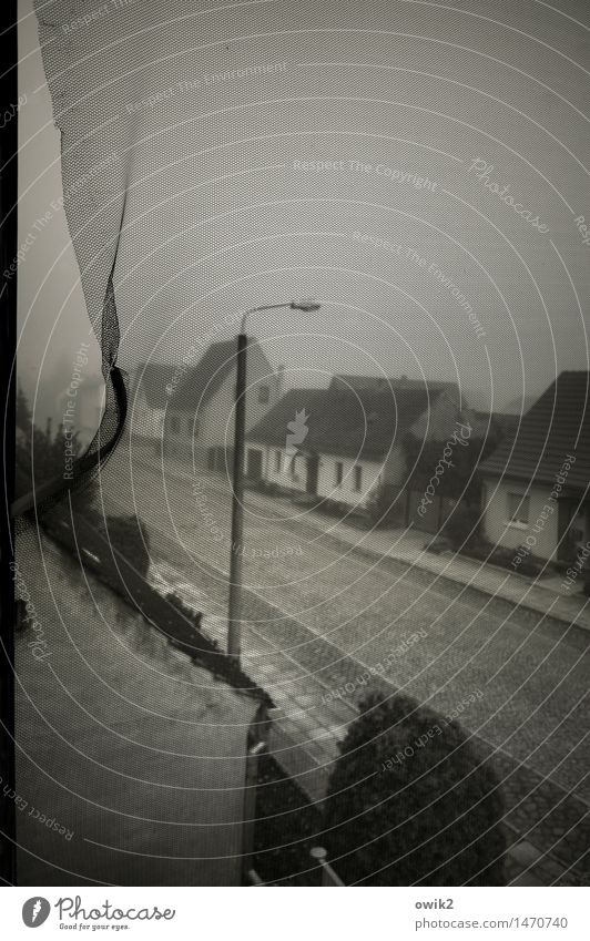 Preußen im Nebel Brandenburg Deutschland Dorf bevölkert Haus Mauer Wand Fassade Fenster Straße Dorfstraße Kopfsteinpflaster Vorgarten Straßenbeleuchtung dünn