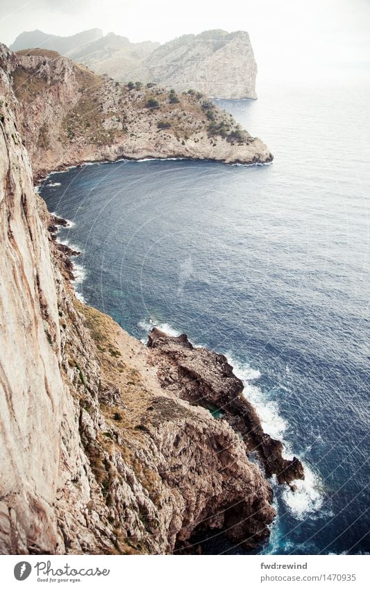 Küste I Erholung Ferien & Urlaub & Reisen Tourismus Ausflug Abenteuer Ferne Expedition Meer wandern Landschaft Urelemente Erde Wasser Felsen Wellen Bucht