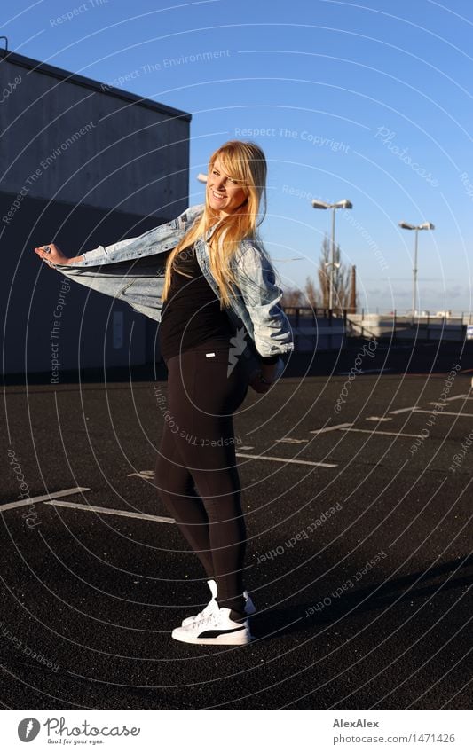 alles frei Parkhaus Parkdeck Parkplatz Junge Frau Jugendliche Körper 18-30 Jahre Erwachsene Umwelt Schönes Wetter Schlucht Stadt Hemd Leggings Turnschuh blond