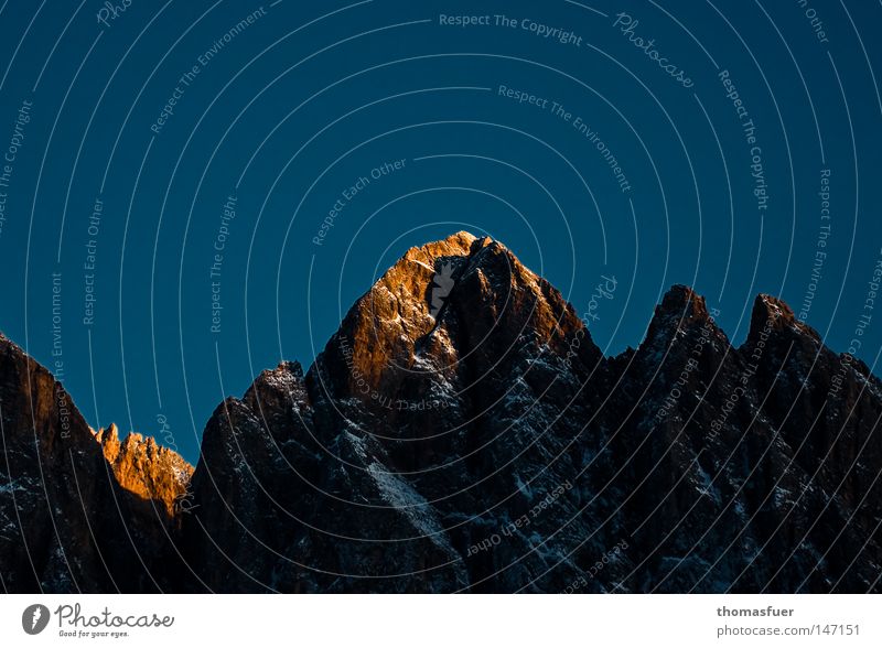 Alpengipfel von untergehender Sonne angestrahlt Berge u. Gebirge Dolomiten Wolken Schnee Abend Sonnenuntergang Lampe Schönes Wetter Blauer Himmel letzte Gipfel