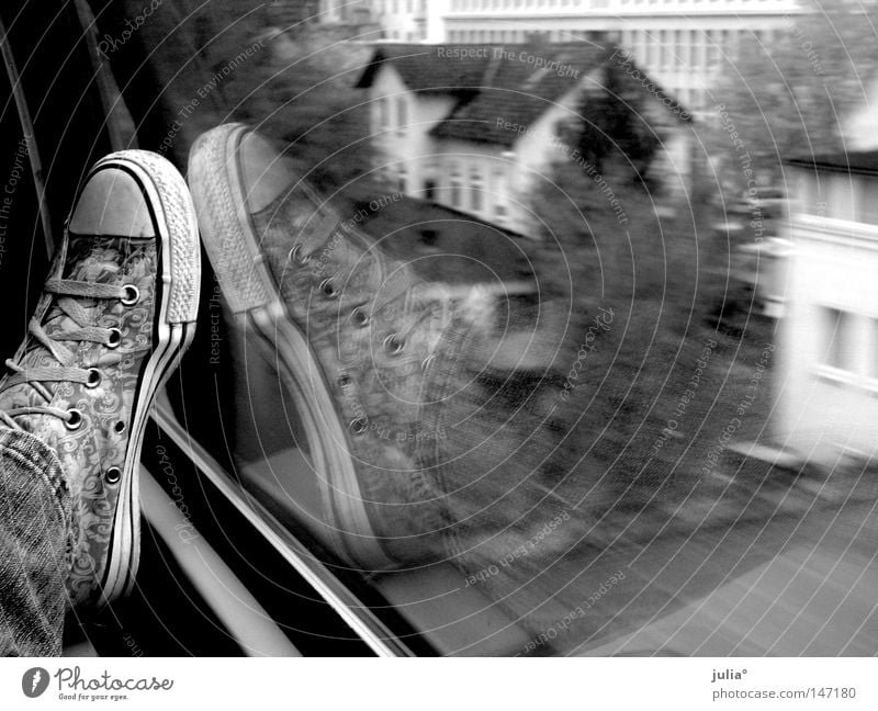 Schuh unterwegs Ferien & Urlaub & Reisen Reisefotografie Schuhe Eisenbahn Schwarzweißfoto Chucks Bekleidung Muster Geschwindigkeit