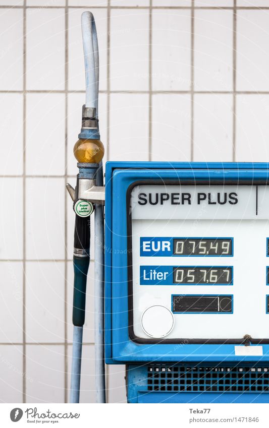 Das Leben ist ... Technik & Technologie Energiewirtschaft Energiekrise Verkehr Verkehrsmittel Fahrzeug PKW authentisch Benzin Super plus Tankstelle Farbfoto