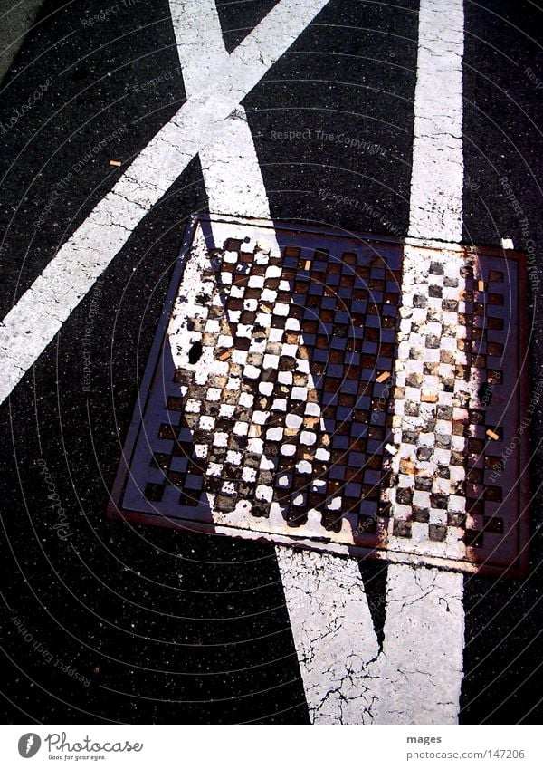 XI i Straße Bürgersteig Parkverbot Halteverbot Schilder & Markierungen Linie Schwarzweißfoto Gully versetzt Erinnerung Souvenir kariert Verbote 11 Verkehrswege