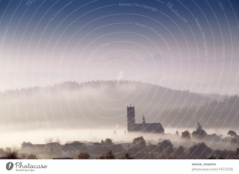 Nebeliger Morgen in der kleinen Stadt. Kirche in einem Nebel. Ferien & Urlaub & Reisen Tourismus Ausflug Berge u. Gebirge Haus Herbst Baum Sträucher Wiese Wald