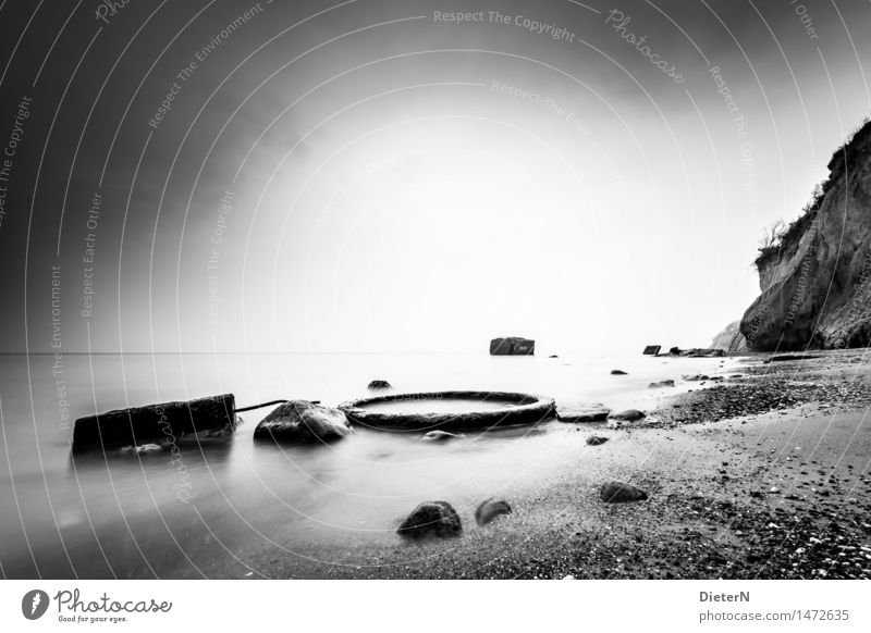 Beton Umwelt Natur Landschaft Sand Wasser Himmel Horizont Herbst Wetter schlechtes Wetter Küste Strand Ostsee Meer grau schwarz weiß Betonplatte Bunker